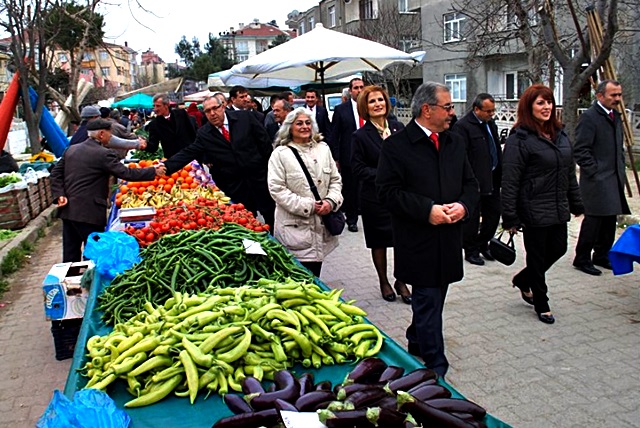 Başkan Özacar Cumartesi Pazarını Gezdi