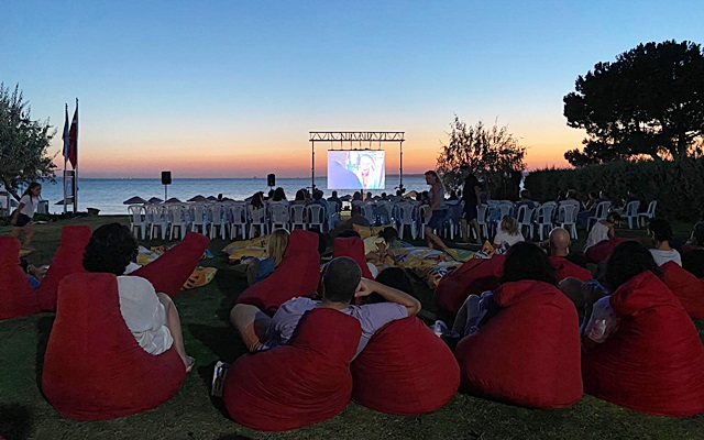 Güzelyalı Plajında Sinema Keyfi