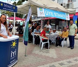 İYİ Parti Üyelik Standı Açtı