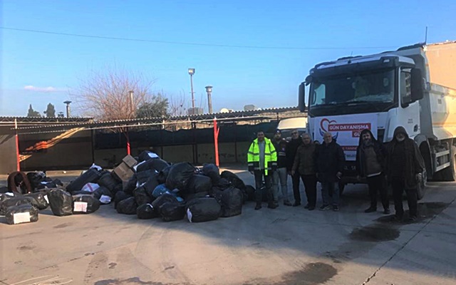 Yardım Kamyonları Deprem Bölgesine Ulaştı