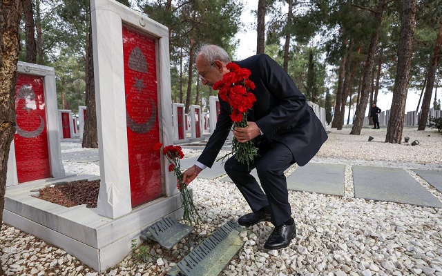 Kılıçdaroğlu Şehitler Abidesini Ziyaret Etti