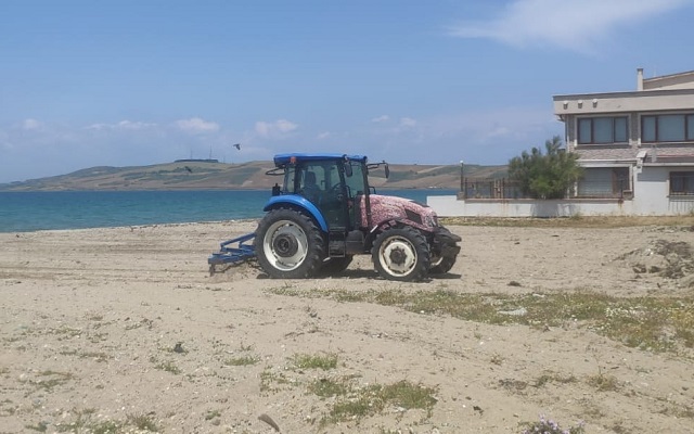 Eğritaş Sahilinde Kumsal Temizleniyor