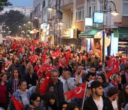 Silivri 19 Mayıs’ta Kırmızı Beyaza Büründü