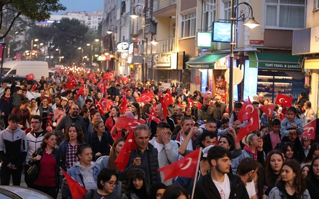 Silivri 19 Mayıs’ta Kırmızı Beyaza Büründü