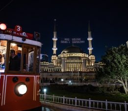 Taksim Camii Gül Suyu İle Yıkandı