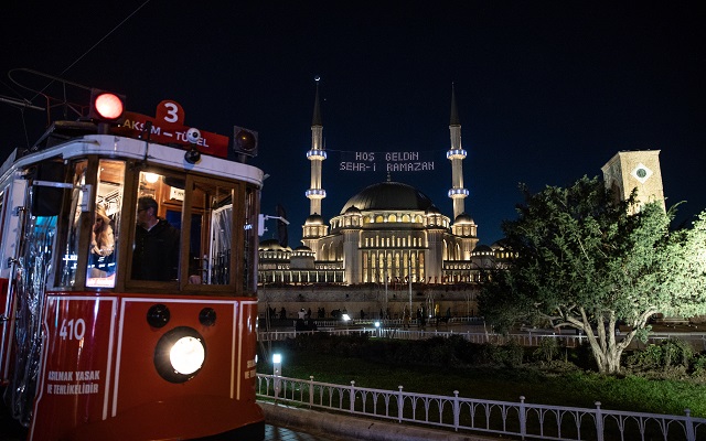 Taksim Camii Gül Suyu İle Yıkandı