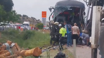Ezine’de Trafik Kazası: 8 Ölü Çok Sayıda Yaralı Var