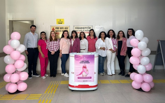 Farkındalık İçin Pembe Kurdeleler Takıldı