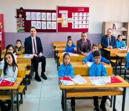 Gelibolu Kaymakamı Cihat Koç Öğrencilerin Karne Sevincine Katıldı