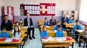 Gelibolu Kaymakamı Cihat Koç Öğrencilerin Karne Sevincine Katıldı