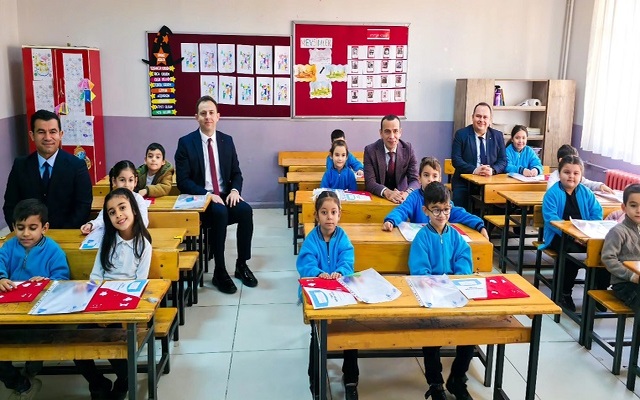 Gelibolu Kaymakamı Cihat Koç Öğrencilerin Karne Sevincine Katıldı