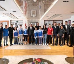 Çanakkale’nin Altın Kulaçlarına Başkan Erkek’ten Tebrik