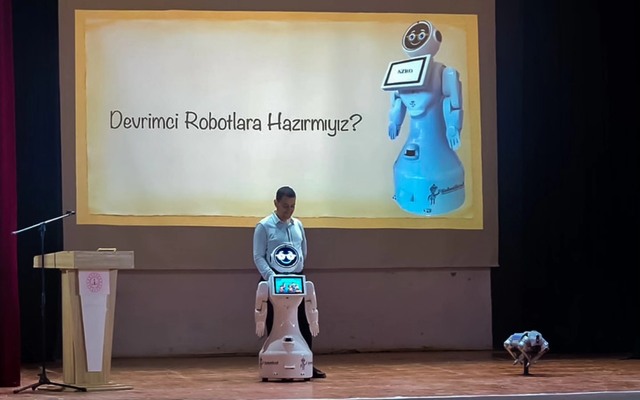 Dijital Gelecek Masaya Yatırıldı: “Devrimci Robotlara Hazır mıyız?”