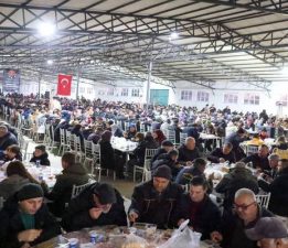 Evreşe’de Birlik Sofrası: Vali Toraman Vatandaşlarla İftar Açtı