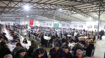 Evreşe’de Birlik Sofrası: Vali Toraman Vatandaşlarla İftar Açtı