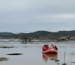 Ezine’deki Taşkında Mahsur Kalan Vatandaşı Deniz Polisi Kurtardı
