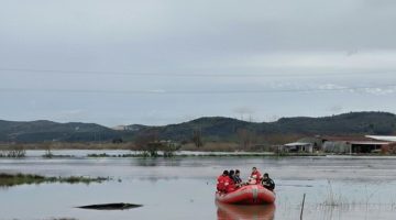 Ezine’deki Taşkında Mahsur Kalan Vatandaşı Deniz Polisi Kurtardı