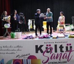 Gelibolu’da Tiyatro Rüzgarı: “Hangisi Gerçek” Sahnelendi