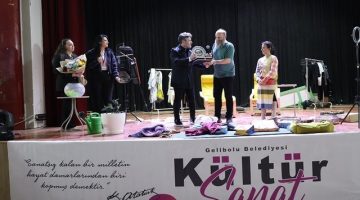 Gelibolu’da Tiyatro Rüzgarı: “Hangisi Gerçek” Sahnelendi