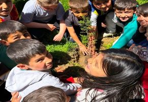 Gelibolu’da Öğrenciler Fidanları Toprakla Buluşturdu
