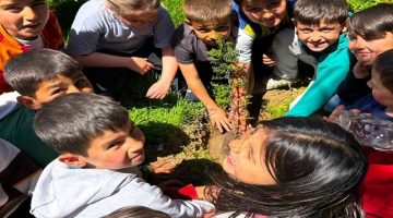 Gelibolu’da Öğrenciler Fidanları Toprakla Buluşturdu