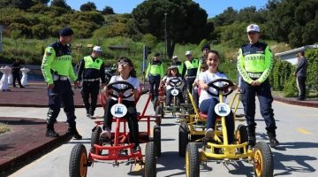 Karayolu Trafik Haftası’nda Miniklere Uygulamalı Eğitim