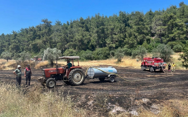 Balya Makinesinden Çıkan Yangın Tarım Arazisini Kül Etti