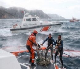Çanakkale Açıklarında Mahsur Kalan Sörfçüler Kurtarıldı