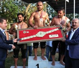 Çardak Er Meydanı’nda Altın Kemer Feyzullah Aktürk’ün