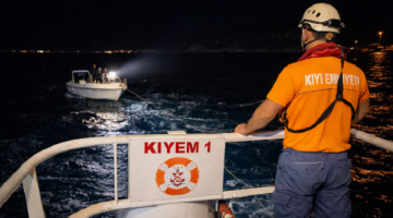 Ayvacık Açıklarında Sürüklenen Teknedeki 7 Kişi Kurtarıldı