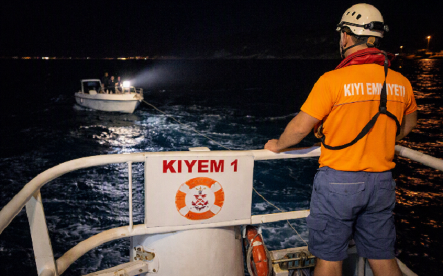 Ayvacık Açıklarında Sürüklenen Teknedeki 7 Kişi Kurtarıldı