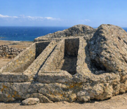 Gökçeada’daki 2 Bin 400 Yıllık İkiz Lahit Mezar Tarih Meraklılarını Bekliyor